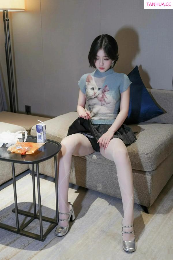 汁汁  [XiuRen]高清写真图 2025.09.30 No.10830 汁汁 灰色短裙第23张图片
